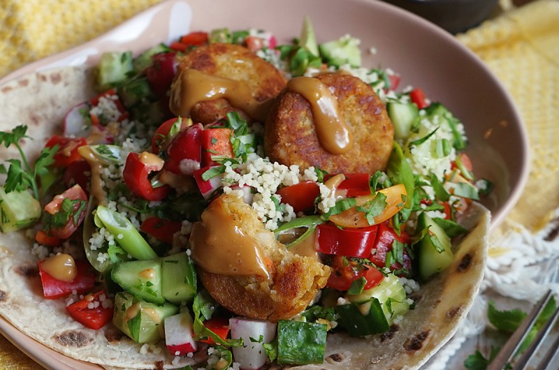 falafel med couscoussalat og peanøttdressing