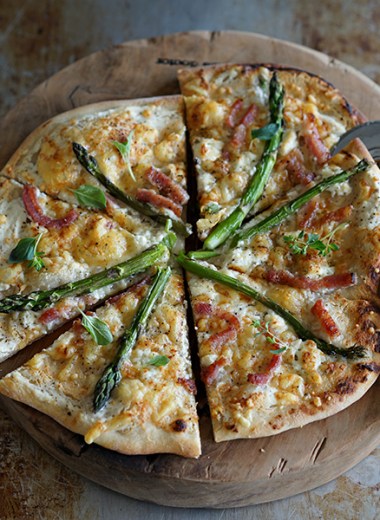 Aspargespizza med bacon og chevre
