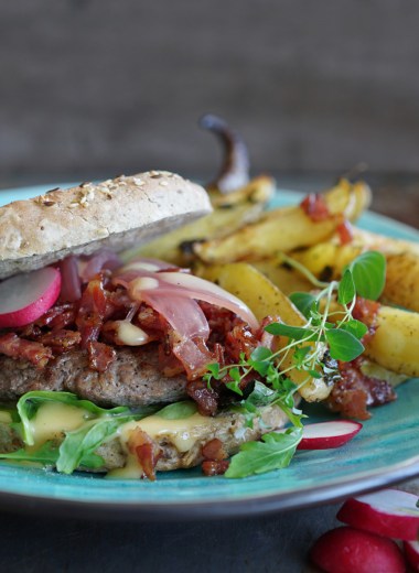 Hamburger med bacon og rødløk