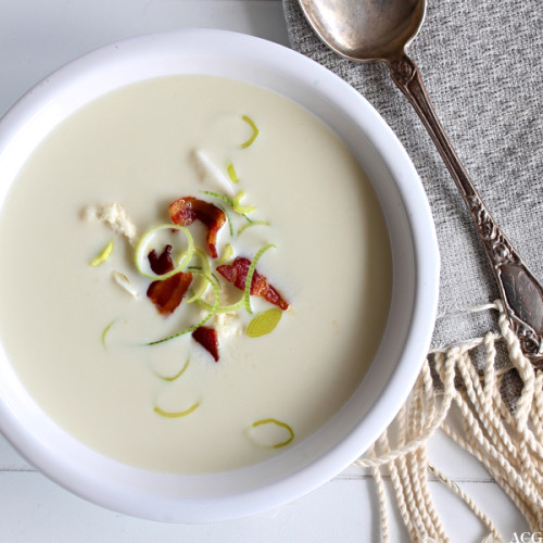 klassisk blomkålsuppe med baconbiter og purreløk