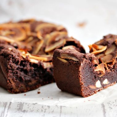3 biter brownies med melkesjokolade og kokos