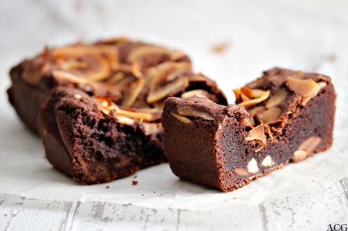3 biter brownies med melkesjokolade og kokos