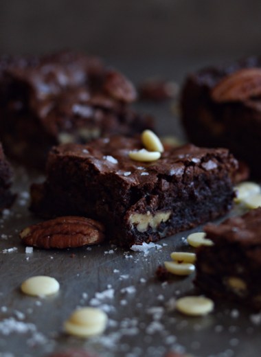 Brownies med salte nøtter og hvit sjokolade