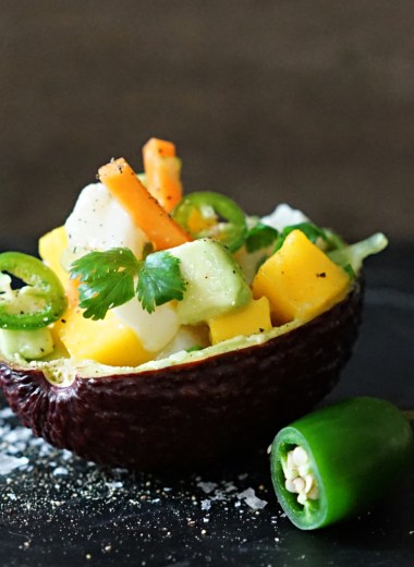 ceviche med kveite servert i avokadoskall