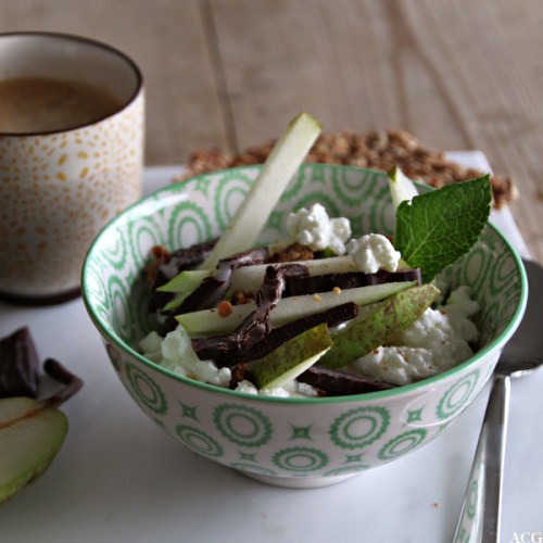 Bolle med cottage cheese, pære og sjokolade