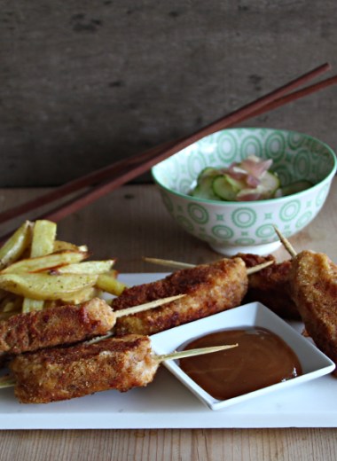 Tallerken med fiskepinner, fries og agurksalat
