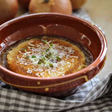 bilde av fransk løksuppe med gratinert ost