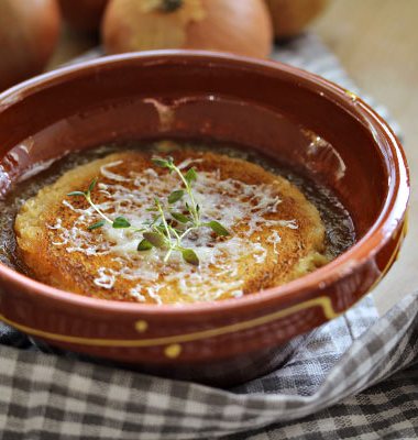 bilde av fransk løksuppe med gratinert ost