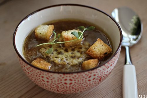 klassisk løksuppe med ostechips