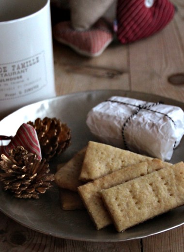 bilde av fat med shortbread og litt julepynt