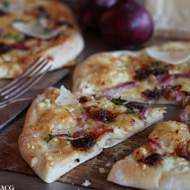 rask pizza med bacon og rødløk