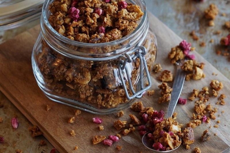 granola med tahini og nøtter