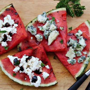 Fire skiver grillet vannmelon med ostetopping
