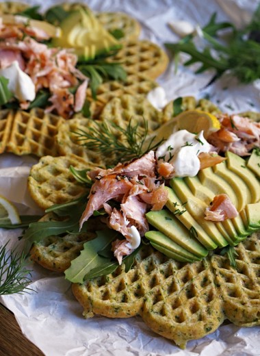 grove vafler med laks og spinat
