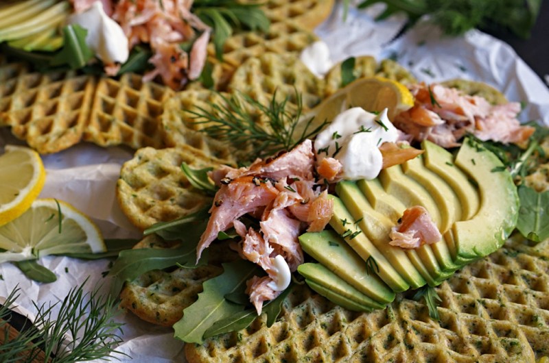grove vafler med laks og spinat