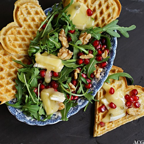 havrevafler med brie og granateplesalat