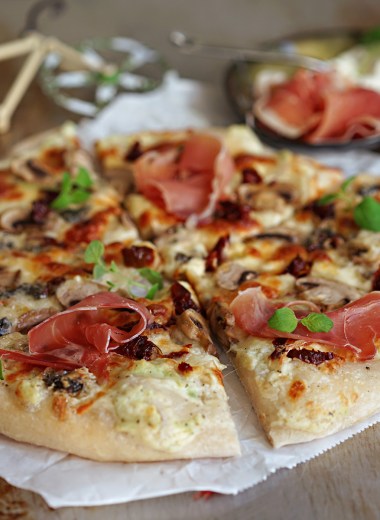 hvit pizza med skinke og blåmuggost