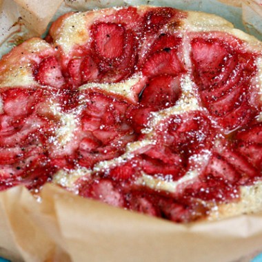jordbærfoccacia i bakepapir
