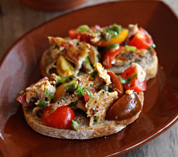 to brødskiver med makrell i tomatsalat