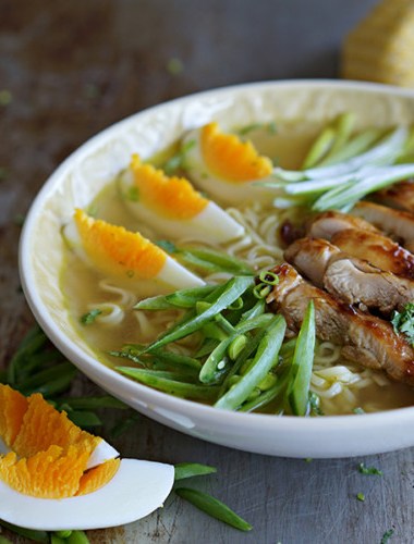 nudelsuppe med teriyakikylling og egg