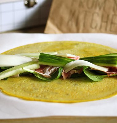 åpen omelettwrap med spekeskinke og ost