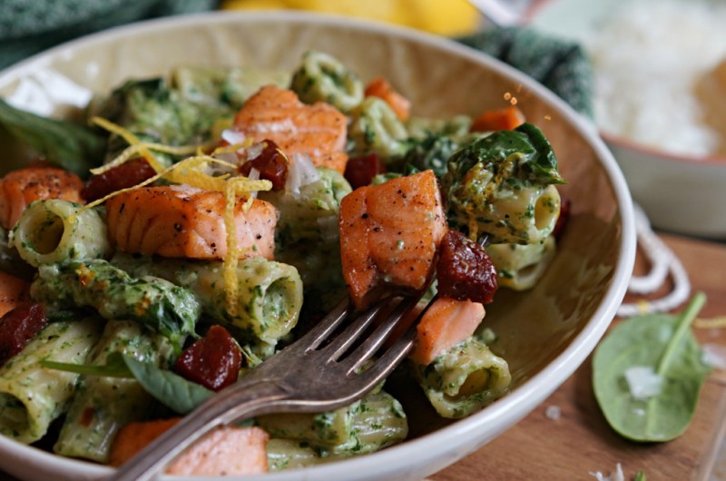 pasta med stekt laks, kremet spinat og chorizo