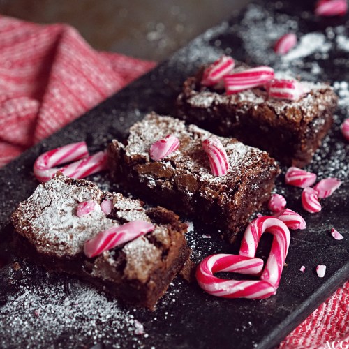 pepperkakebrownies med polkastenger