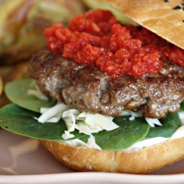 lammeburger med rød relish og ovnsstekte båtpoteter