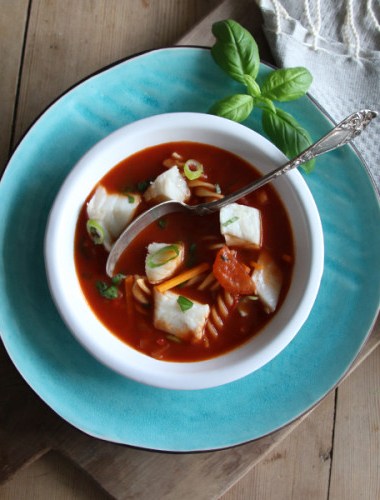 tallerken sett ovenfra med røt fiskesuppe
