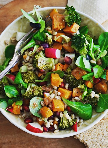 salat med søtpotet, byggris og harissadressing