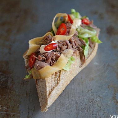 sandwich med marinert svineknoke