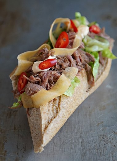 sandwich med marinert svineknoke