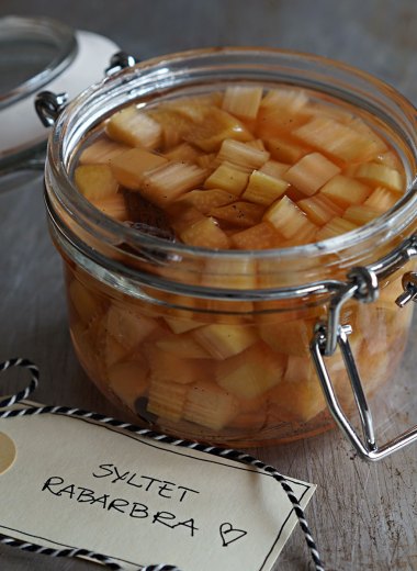 Lettyltet rabarbra med vanilje og pepper
