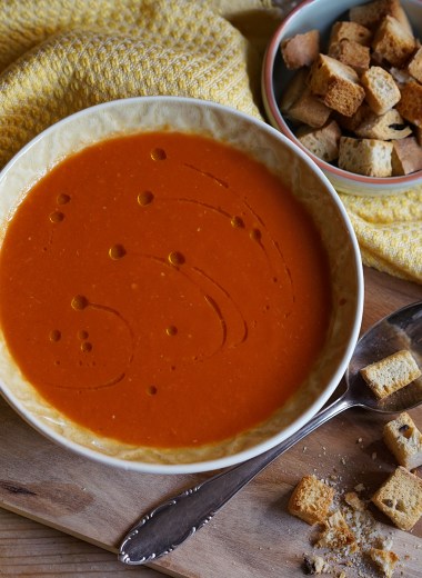 tomatsuppe med chili og hjemmelagde krutonger