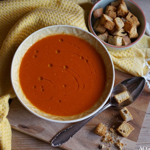 tomatsuppe med chili og hjemmelagde krutonger